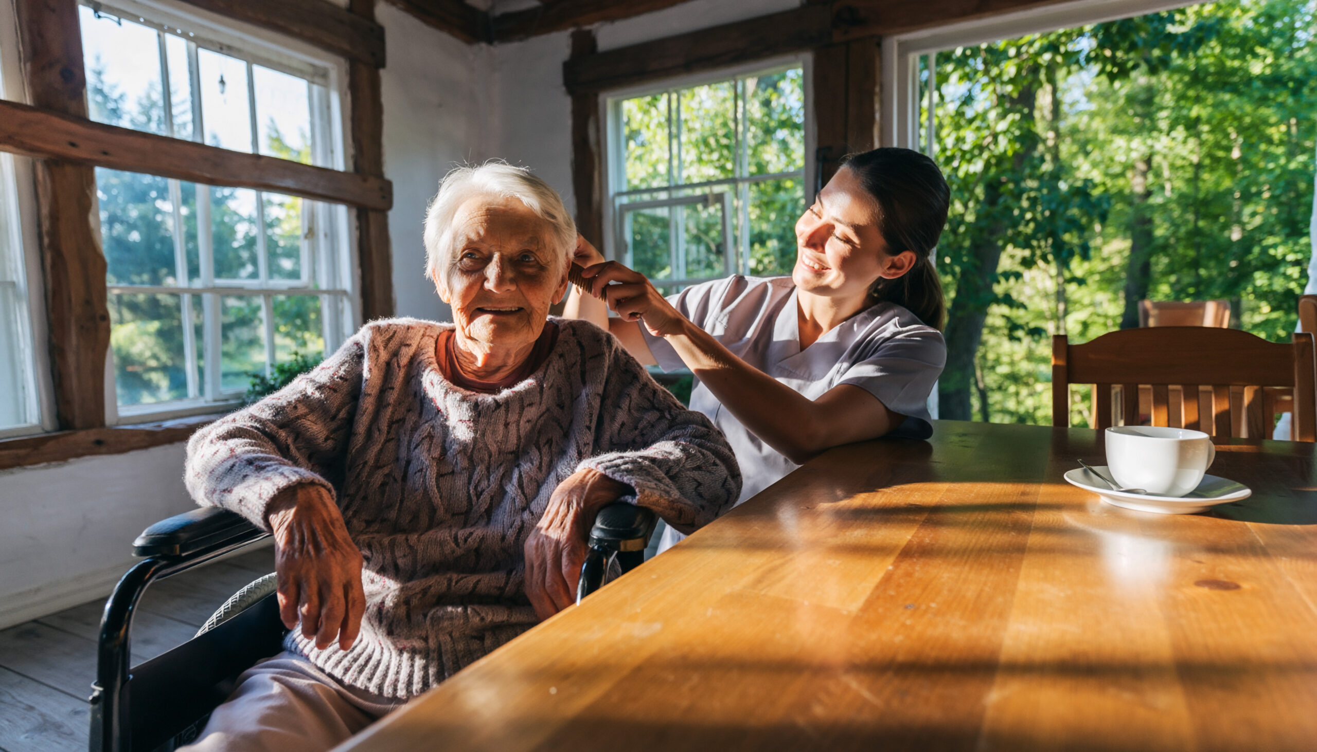 Operatrice pettina i capelli di una donna anziana