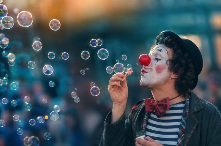 Clown che soffia bolle di sapone
