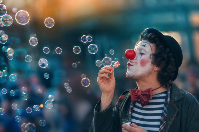 Clown che soffia bolle di sapone