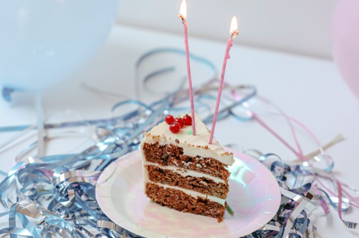 torta di compleanno con due candeline