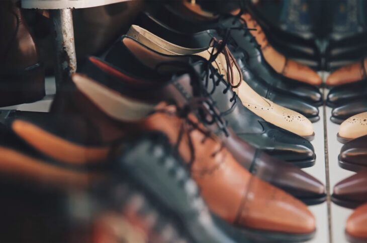 una fila di scarpe di cuoio da uomo di diversi colori